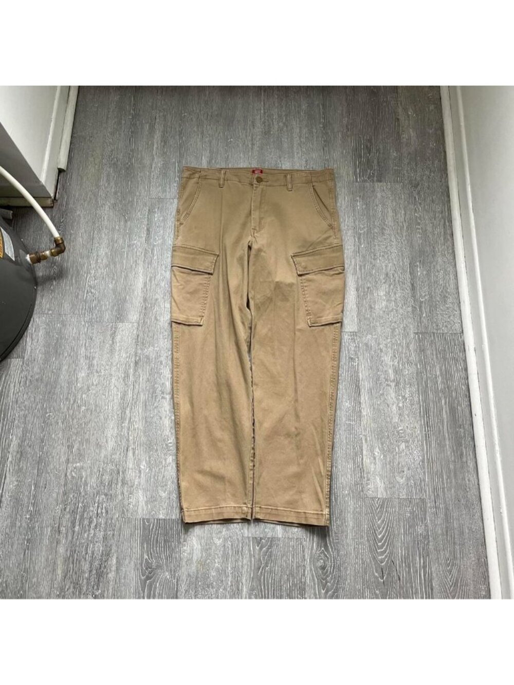 Tan / Khaki / Beige Levi’s Straight Fit Cargo Pants (Tagged W:34, L:32)